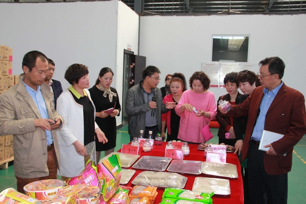 图为考察十堰市农产品加工企业